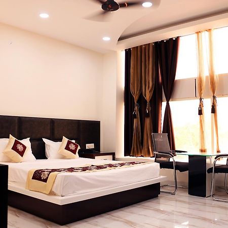 Hotel Neelam Moga ลูดิฮานา ภายนอก รูปภาพ