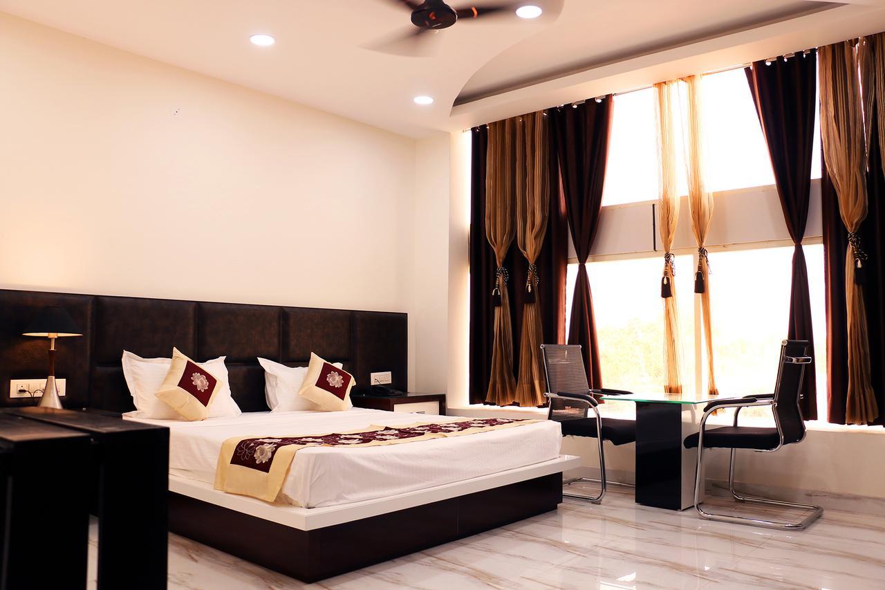 Hotel Neelam Moga ลูดิฮานา ภายนอก รูปภาพ
