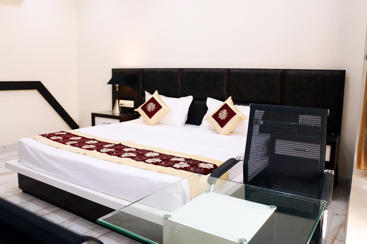 Hotel Neelam Moga ลูดิฮานา ภายนอก รูปภาพ