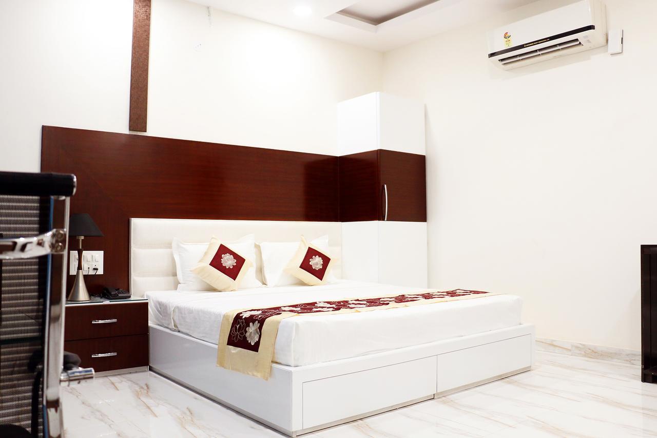 Hotel Neelam Moga ลูดิฮานา ภายนอก รูปภาพ