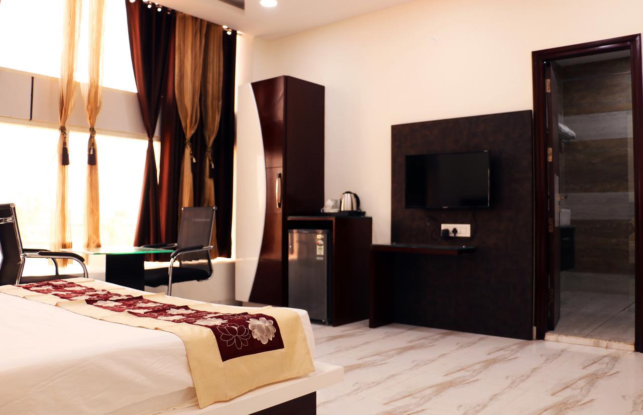 Hotel Neelam Moga ลูดิฮานา ภายนอก รูปภาพ