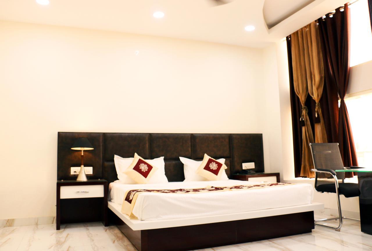 Hotel Neelam Moga ลูดิฮานา ภายนอก รูปภาพ